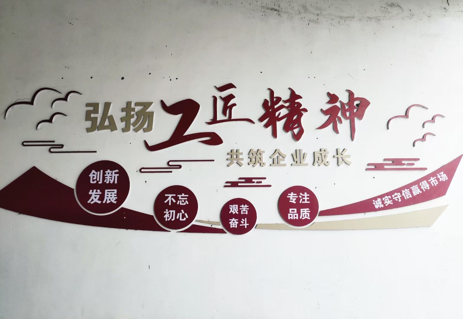 当走过青葱岁月，才晓诗和远方还有多远