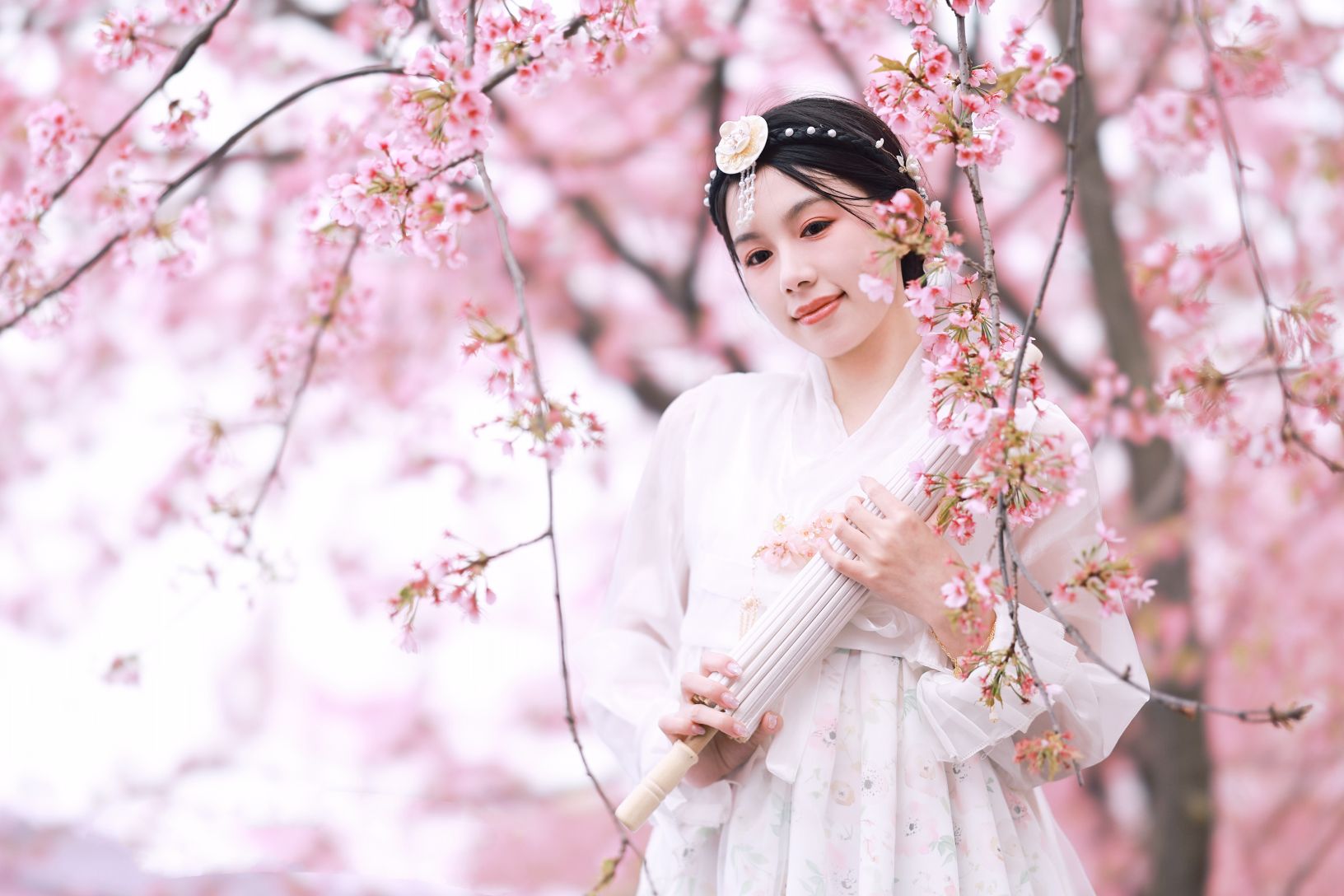 在这满是春意的日子里，我想随着待开的花蕊看到繁花