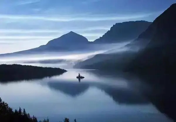 漫步红尘外，心在水云间