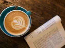 用尝遍生活百态后的人生阅历去垫起一个余生的新高度