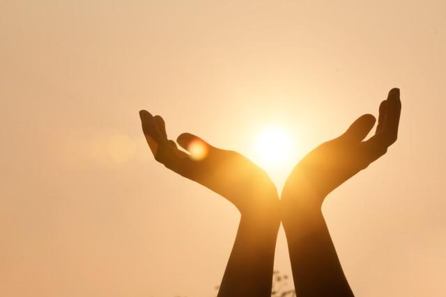 煮一壶清茶，慢品岁月；提笔写一笺记事，静待花开