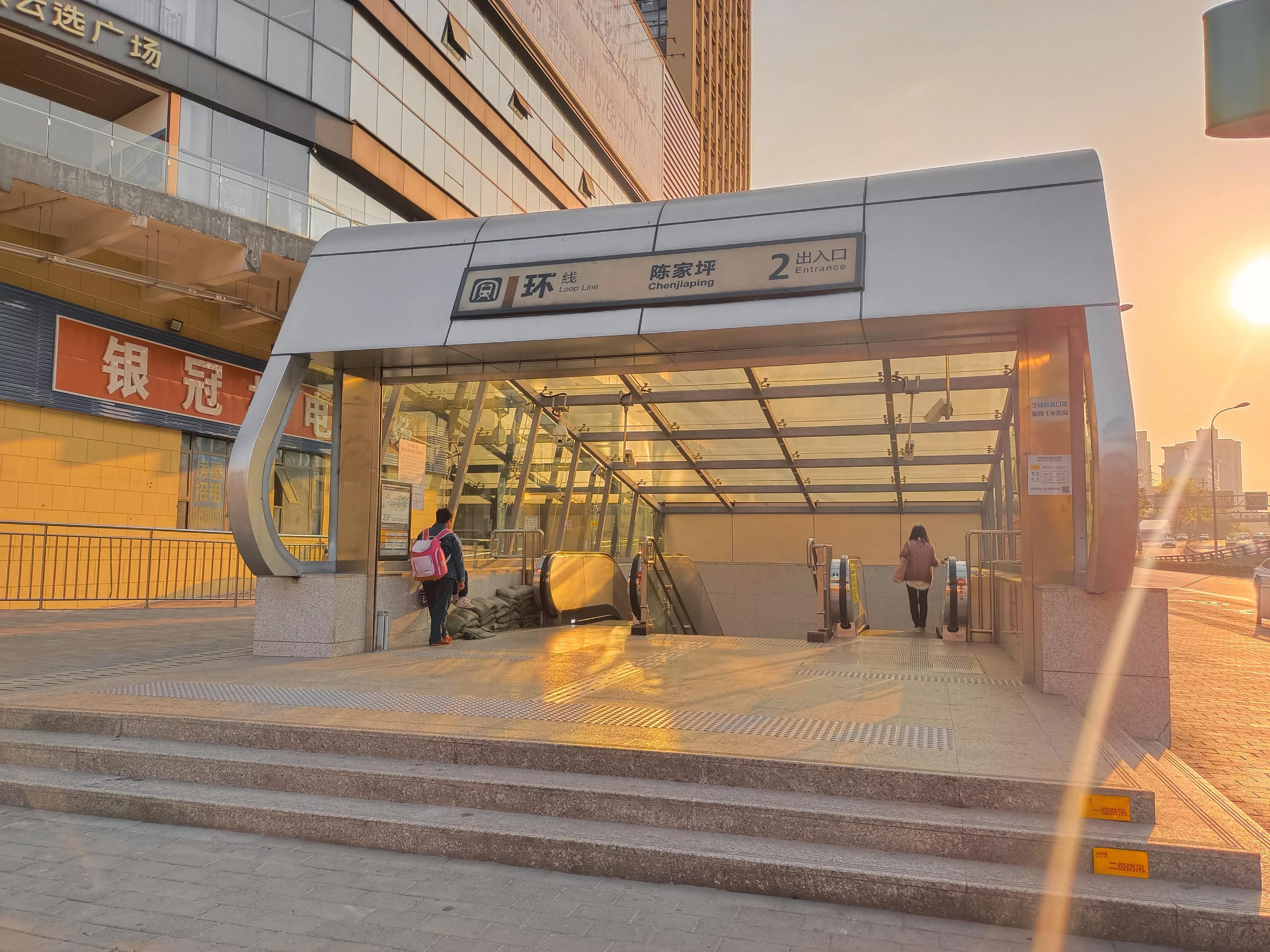 他乡纵有当头月，不抵故乡一盏灯