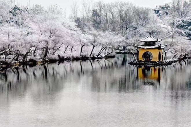 崇祯五年十二月，杭州下了一场大雪，张岱在西湖留下一篇千古名作